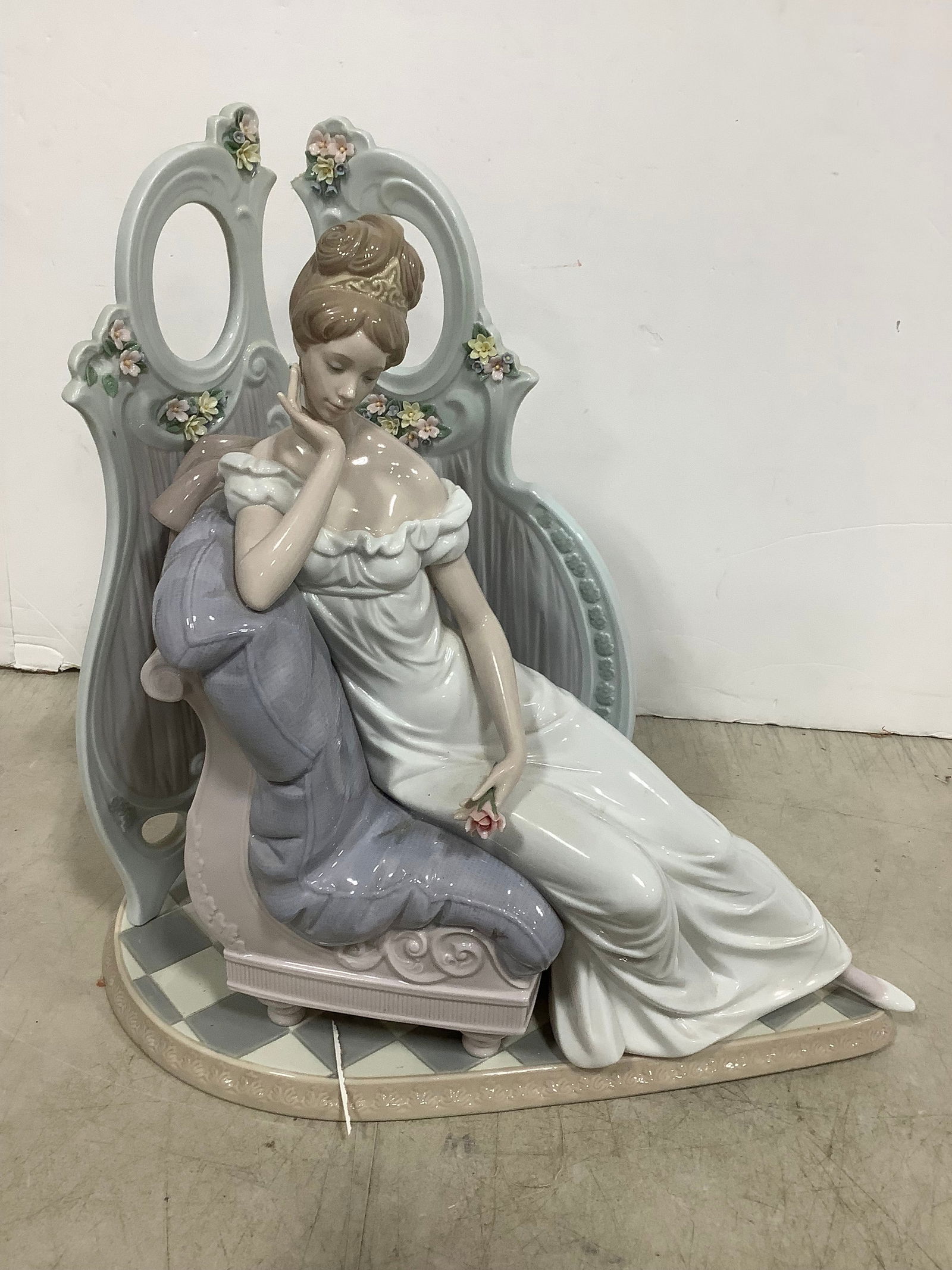 Ceramic Lladro Figurine (14in Tall) *WITH BOX* (1 of 1)