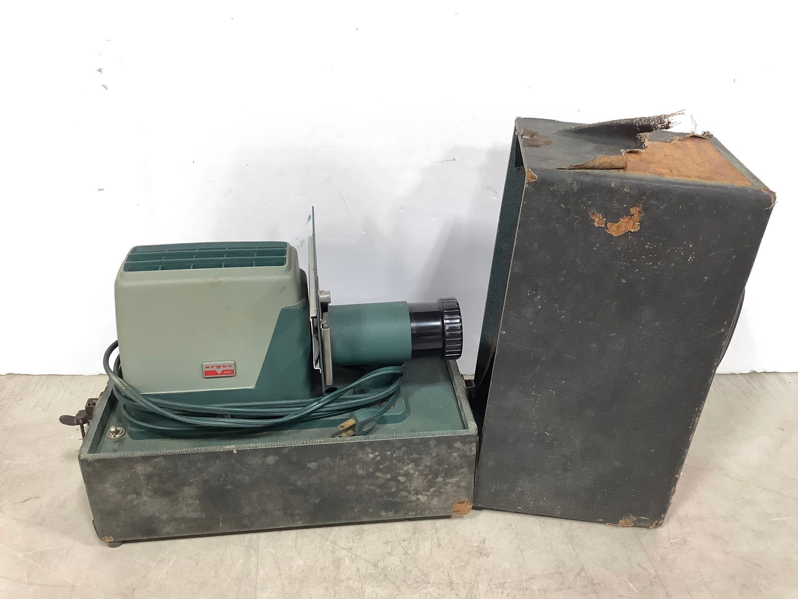 Vintage Argus 300 projector in carrying case (1 of 1)
