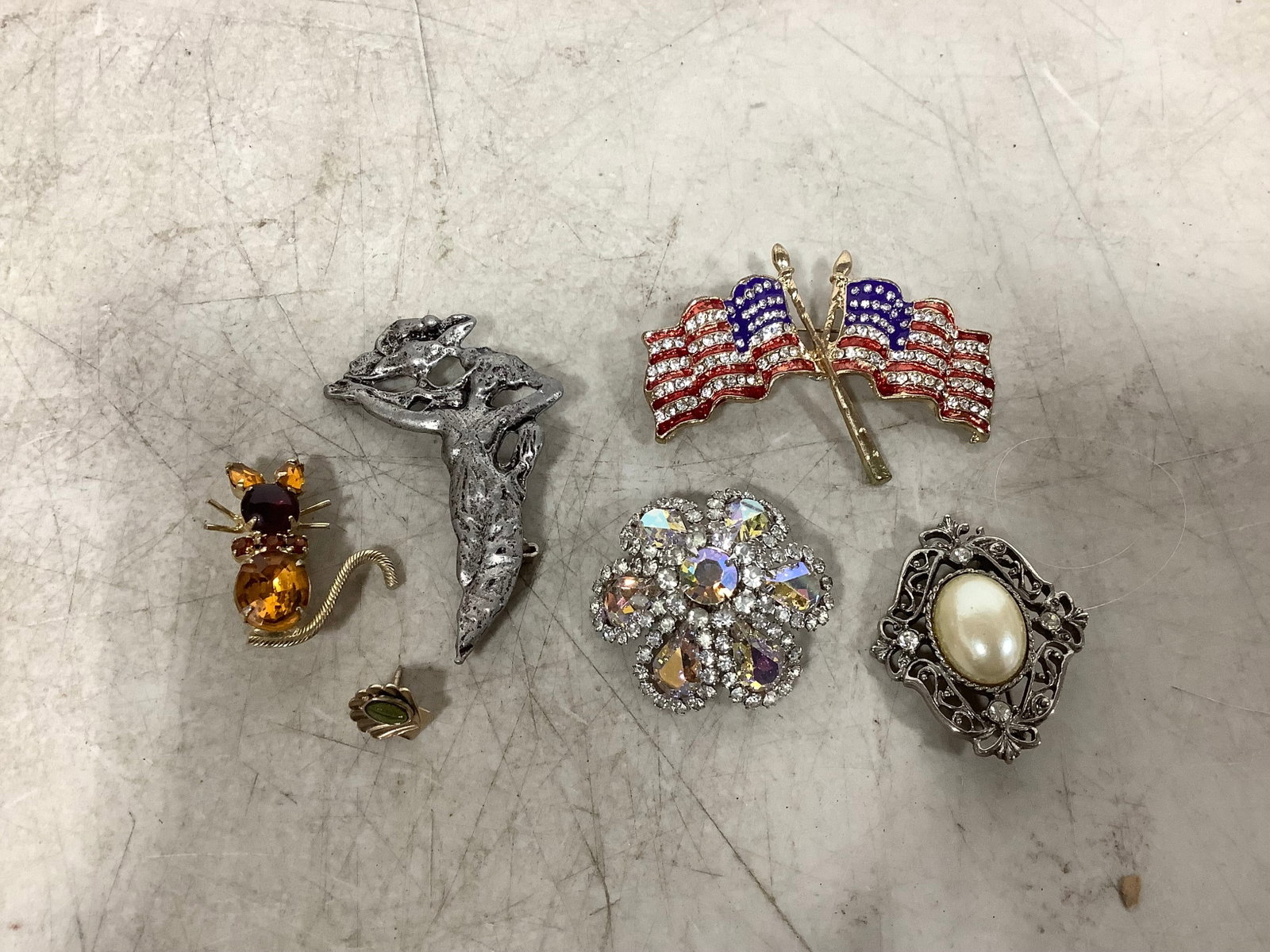Vintage broaches and more: Vintage broaches and more