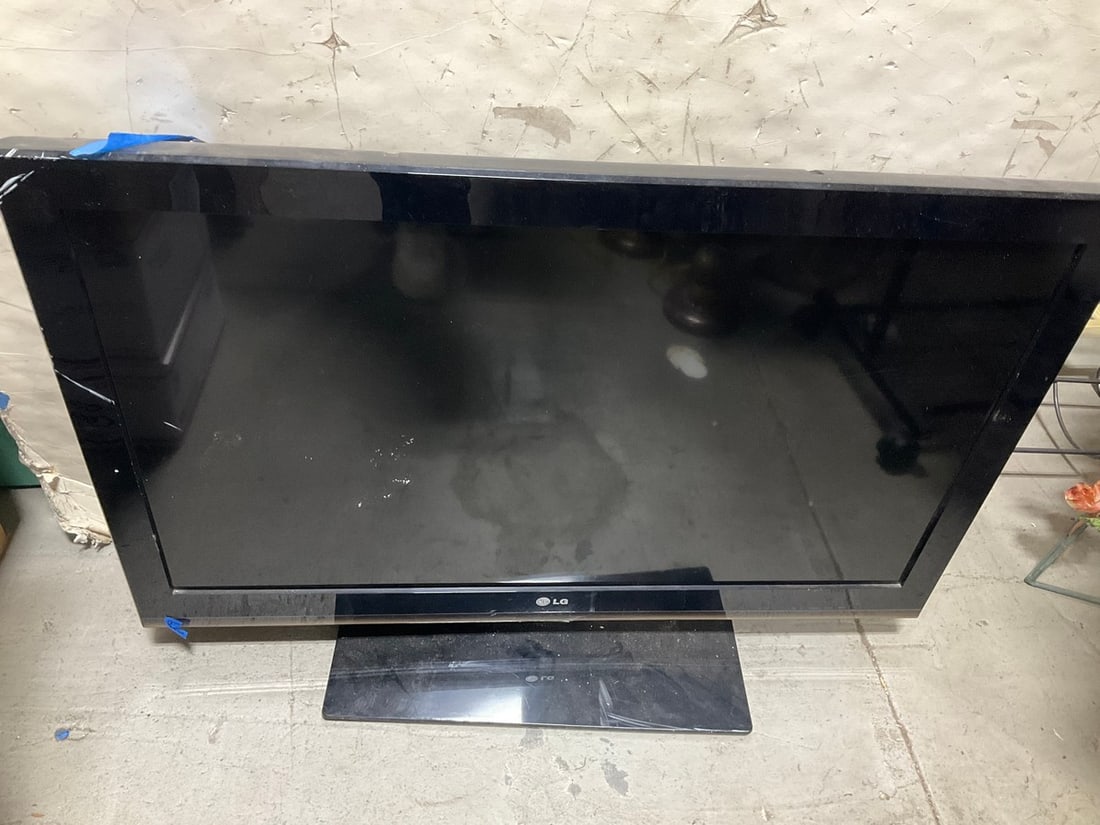36in LG TV (Model: 37LK450-UV) (1 of 1)