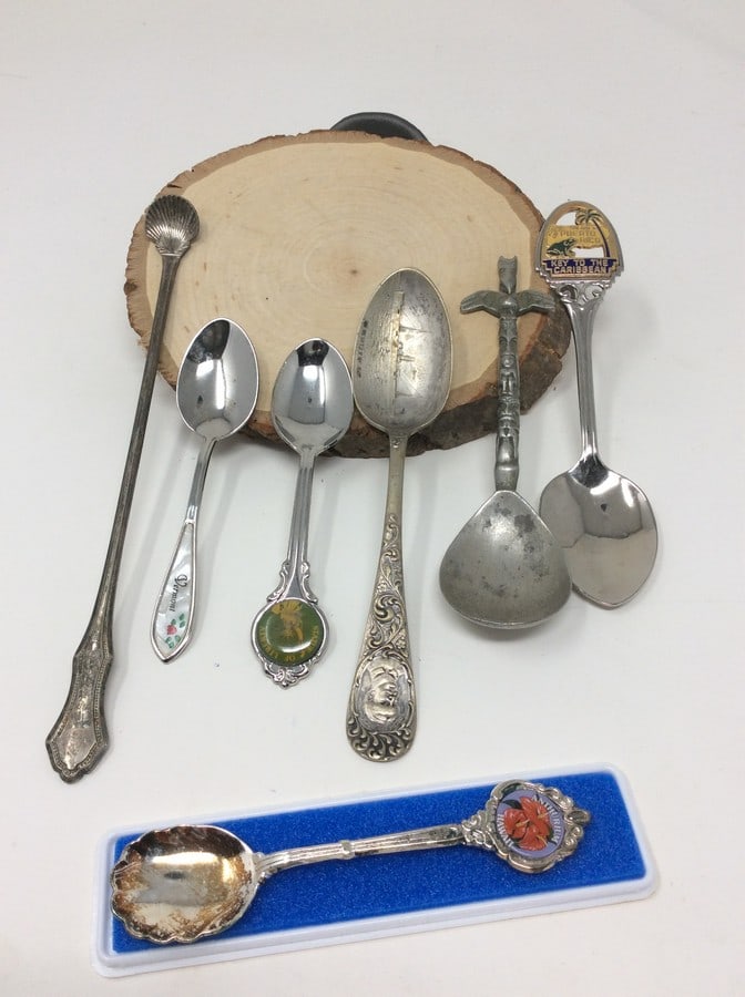 Lot of collectible spoons: Lot of collectible spoons