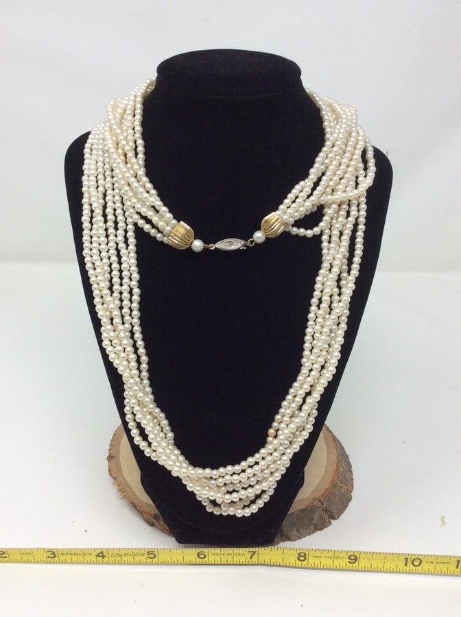 Vintage pearl costume necklace: Vintage pearl costume necklace
