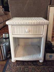 White Wicker End Table (18inx21inx25in)