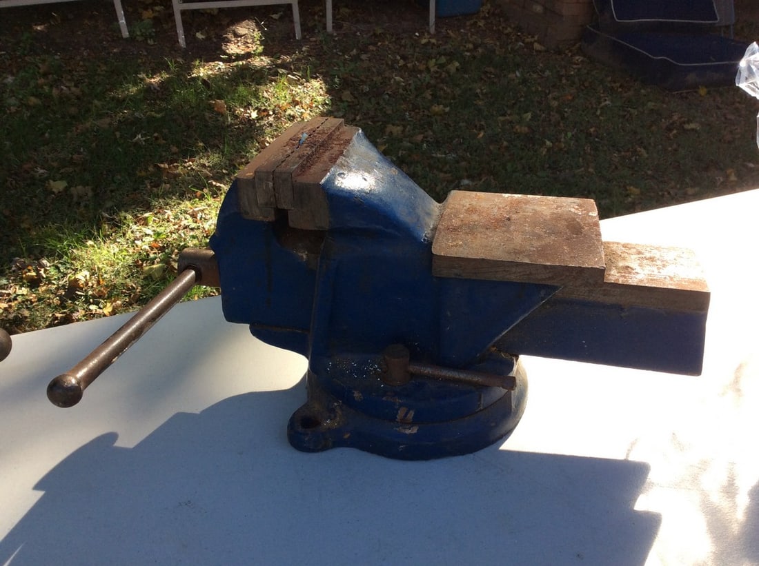 Large bench vise (1 of 1)