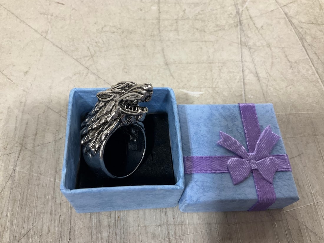Wolf ring with box: Wolf ring with box