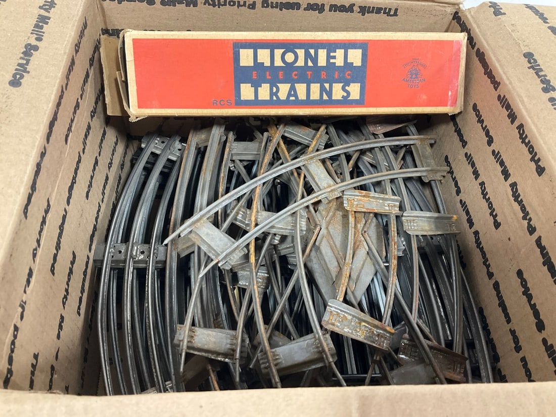 Lionel Electric Train with Vintage Train Tracks: Lionel Electric Train with Vintage Train Tracks