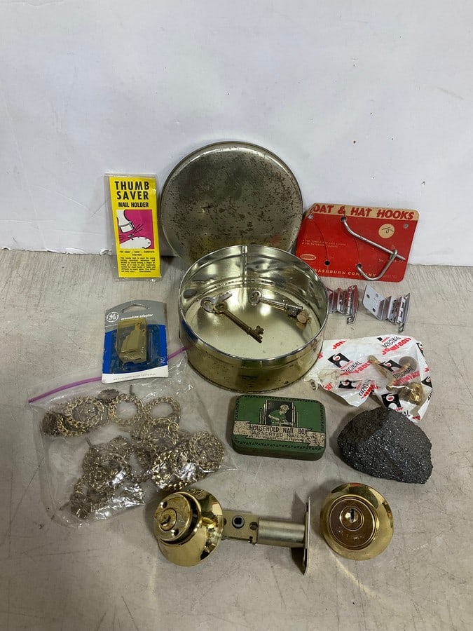 Christmas Decorations, and Lionelville Plastic Building: Christmas Decorations, and Lionelville Plastic Building