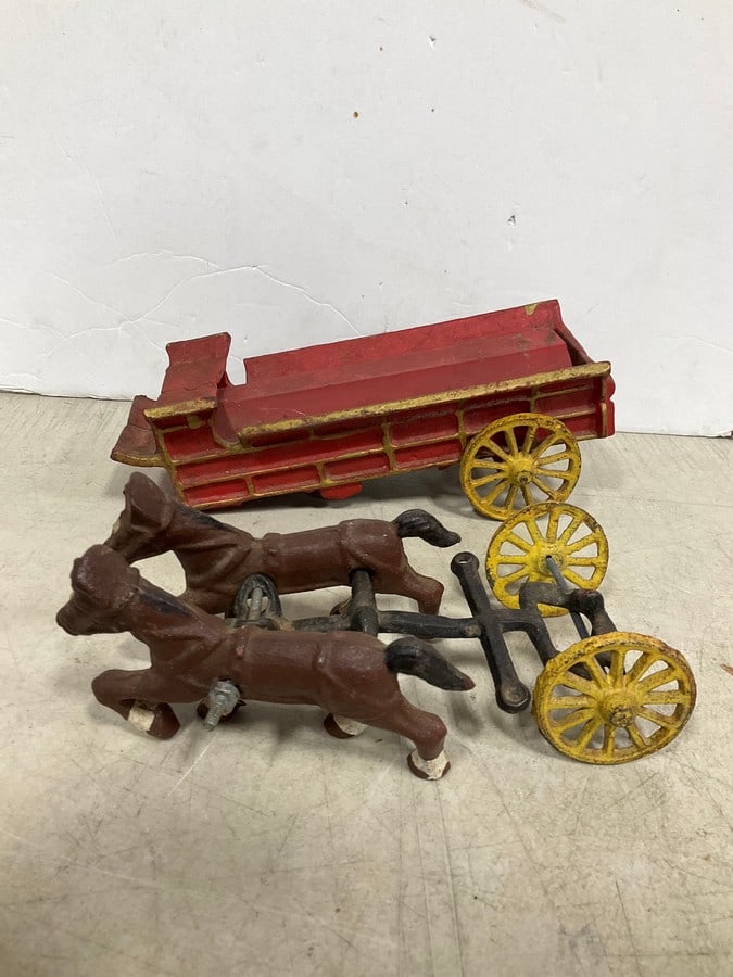 Vintage Metal Horse and Carriage: Vintage Metal Horse and Carriage