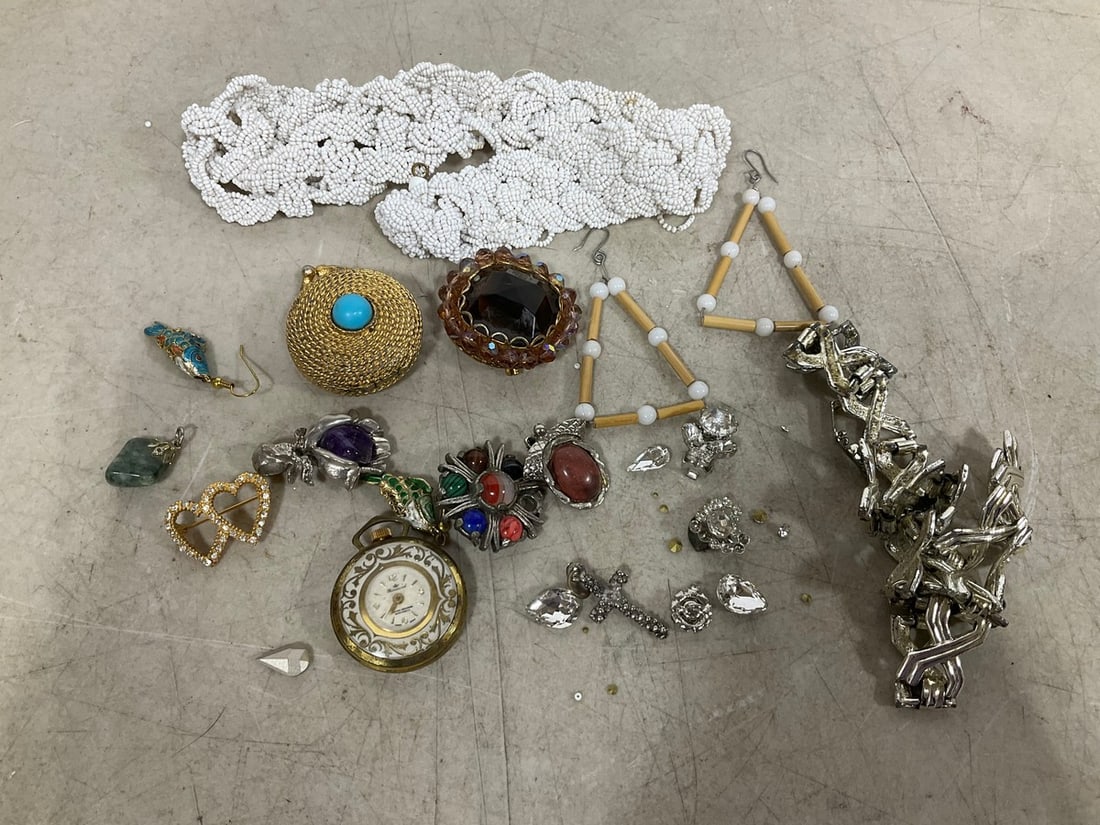 Various Costume Jewelry (Broaches, Necklace): Various Costume Jewelry (Broaches, Necklace)
