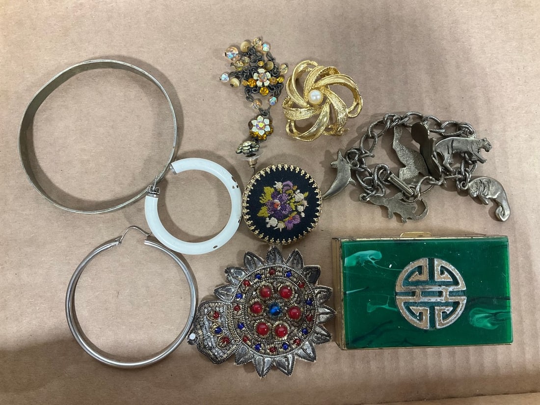 Various Costume Jewelry (Broaches, Bracelet, and more): Various Costume Jewelry (Broaches, Bracelet, and more)