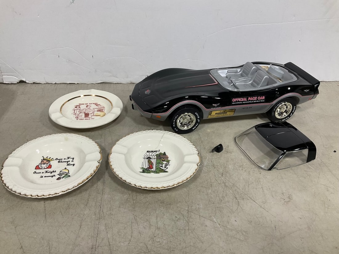 Official pace car model and ashtrays (1 of 1)