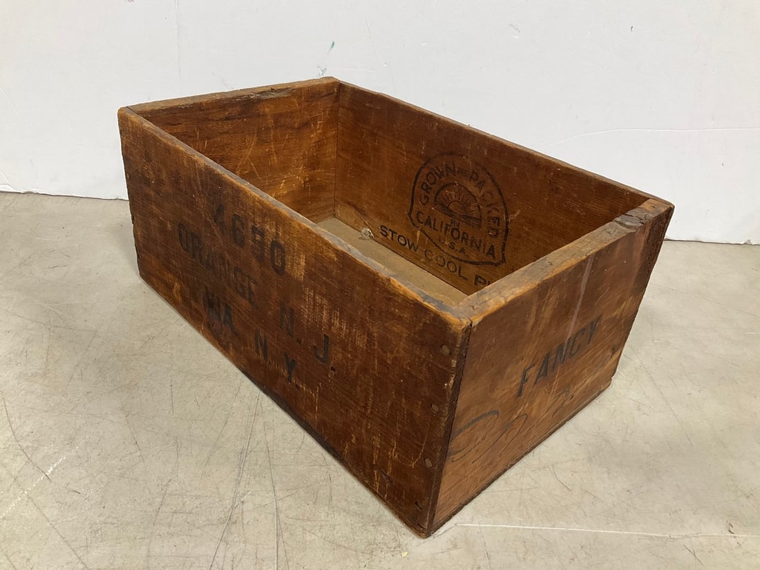Vintage wooden crate(15.5in.x10in.x7in.): Vintage wooden crate(15.5in.x10in.x7in.)