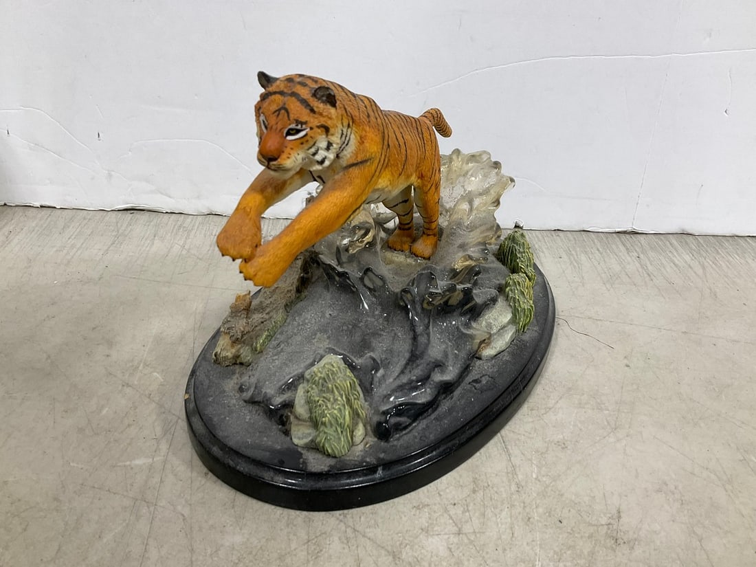 Lenox 'River of the Tiger' Sculpture(7.75in Tall): Lenox 'River of the Tiger' Sculpture(7.75in Tall)