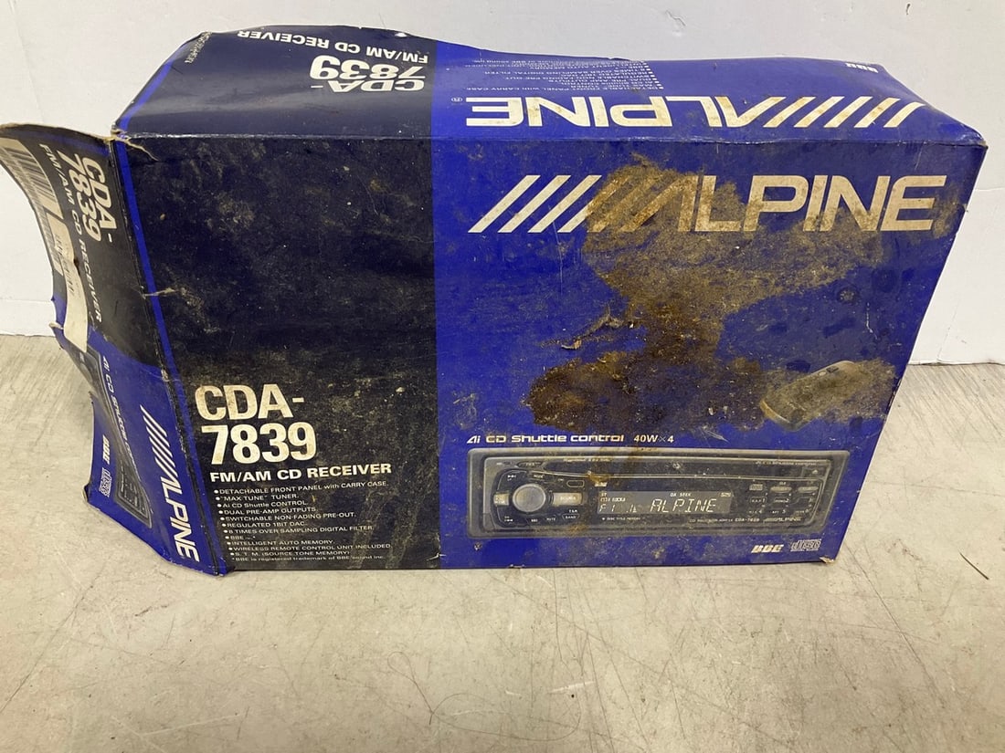 Alpine FM/AM CD Receiver (CDA-7839) (1 of 1)