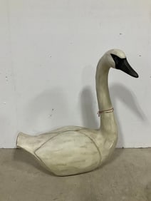 Handpainted Swan Decor (19.5n.tall) *small crack in front*