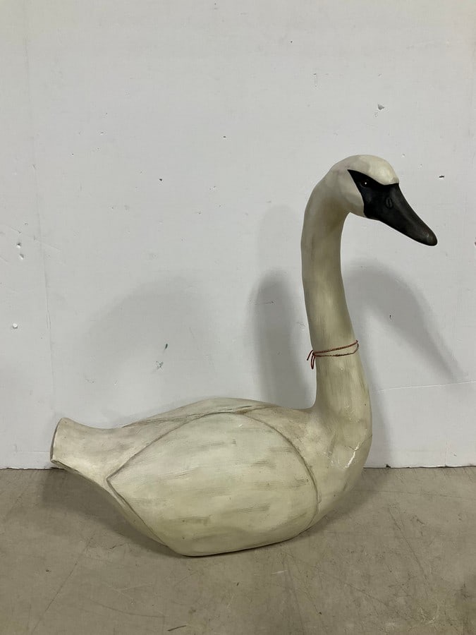 Handpainted Swan Decor (19.5n.tall) *small crack in front*: Handpainted Swan Decor (19.5n.tall) *small crack in front*