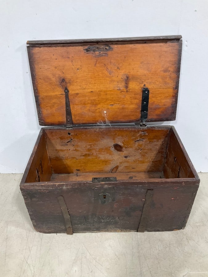 Vintage wooden chest(13in.x22in.x11in.): Vintage wooden chest(13in.x22in.x11in.)
