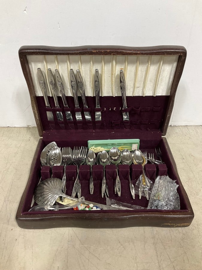 Vintage silverware set in case (1 of 1)