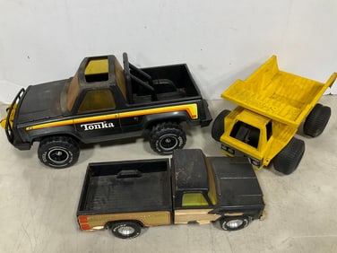 Vintage Tonka truck and other vintage toys