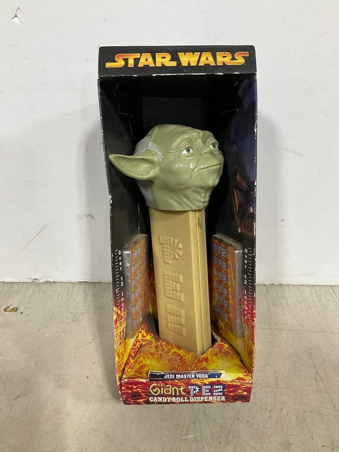 Star Wars Jedi master yoda giant pez dispenser(new in box): Star Wars Jedi master yoda giant pez dispenser(new in box)