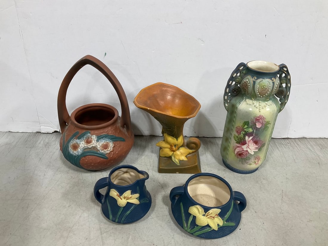 Various Roseville ceramics(tallest 9in.-some chipped): Various Roseville ceramics(tallest 9in.-some chipped)
