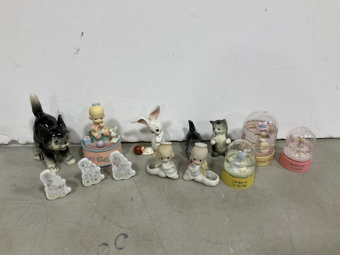 Snowglobes and various trinkets: Snowglobes and various trinkets