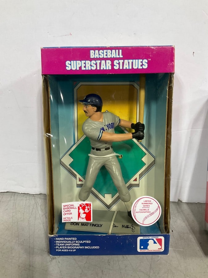 Don Mattingly superstar statues collectible figure(new in box): Don Mattingly superstar statues collectible figure(new in box)
