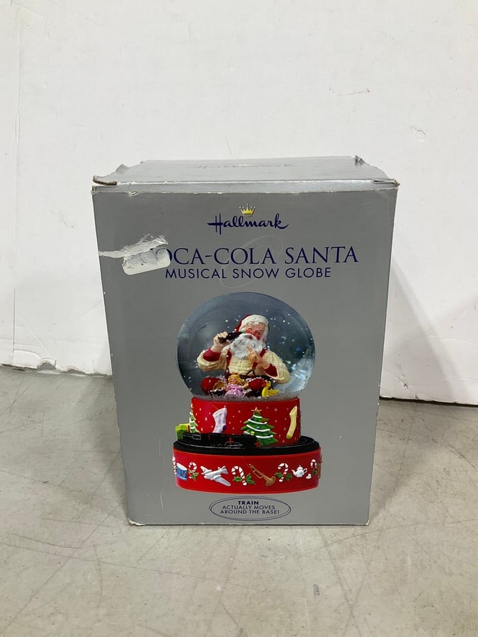 Hallmark Coca Cola santa musical snowglobe(new in box) (1 of 1)