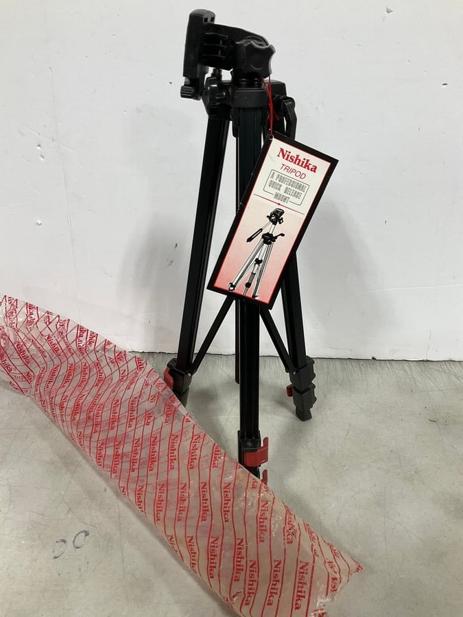 Nishika tripod(new with tag): Nishika tripod(new with tag)