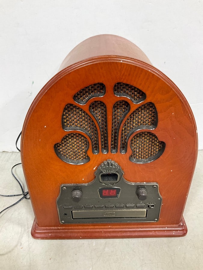 Crosley CD Player/Radio (Model: CR32CD): Crosley CD Player/Radio (Model: CR32CD)