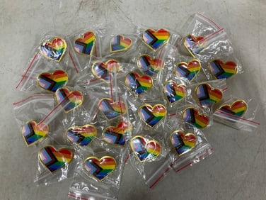 Pride heart rainbow pin lot(new)