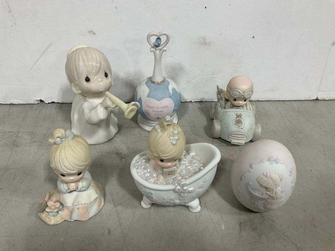 Various Precious Moments Figures, Bell, and more (Tallest - 6.5in): Various Precious Moments Figures, Bell, and more (Tallest - 6.5in)