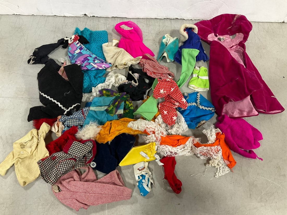 Various Barbie Clothing: Various Barbie ClothingThere are black label Barbie, Francie with snaps and other 1960 pieces.