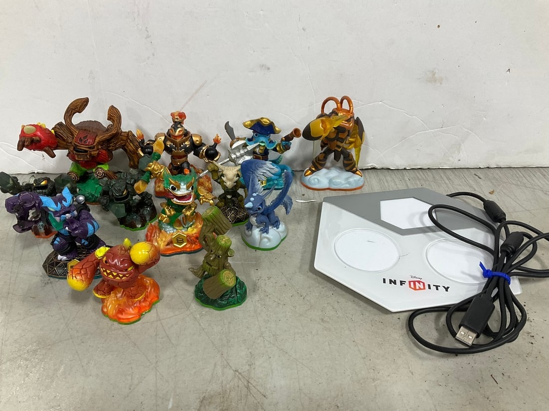 Disney infinity portal base pad and figures: Disney infinity portal base pad and figures