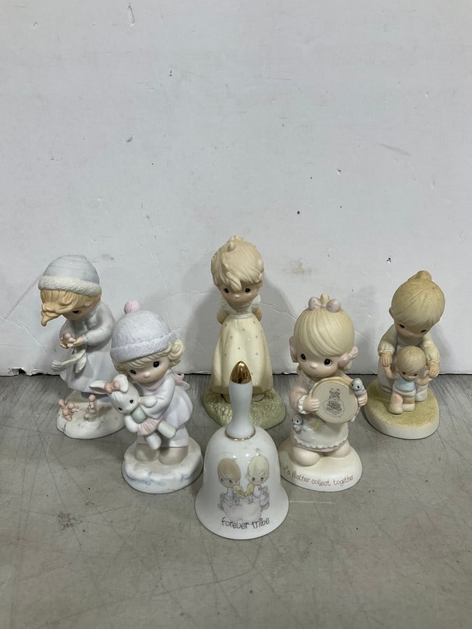 Precious Moments bell and statues(tallest 6.5in.): Precious Moments bell and statues(tallest 6.5in.)