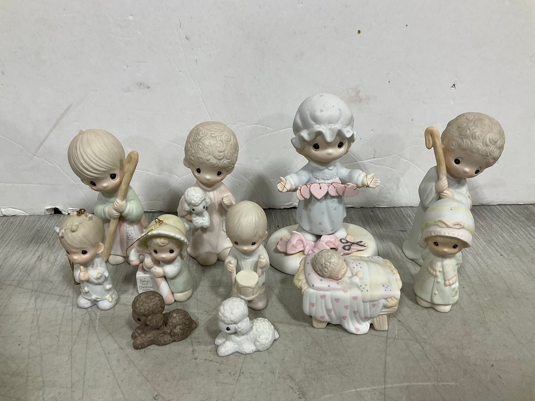 Precious Moments statues(tallest 5in.): Precious Moments statues(tallest 5in.)