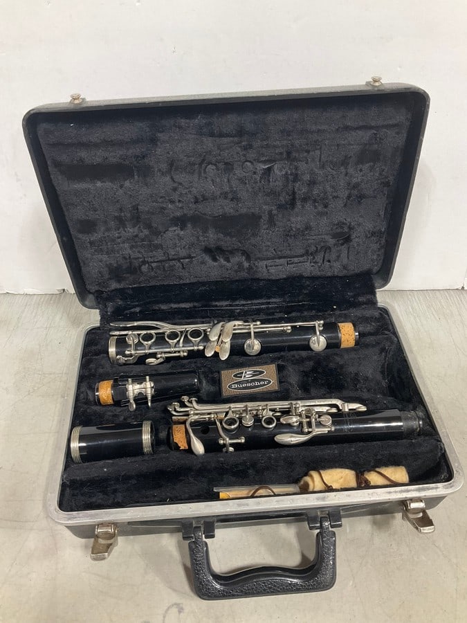 Vintage Buescher clarinet in case (1 of 1)