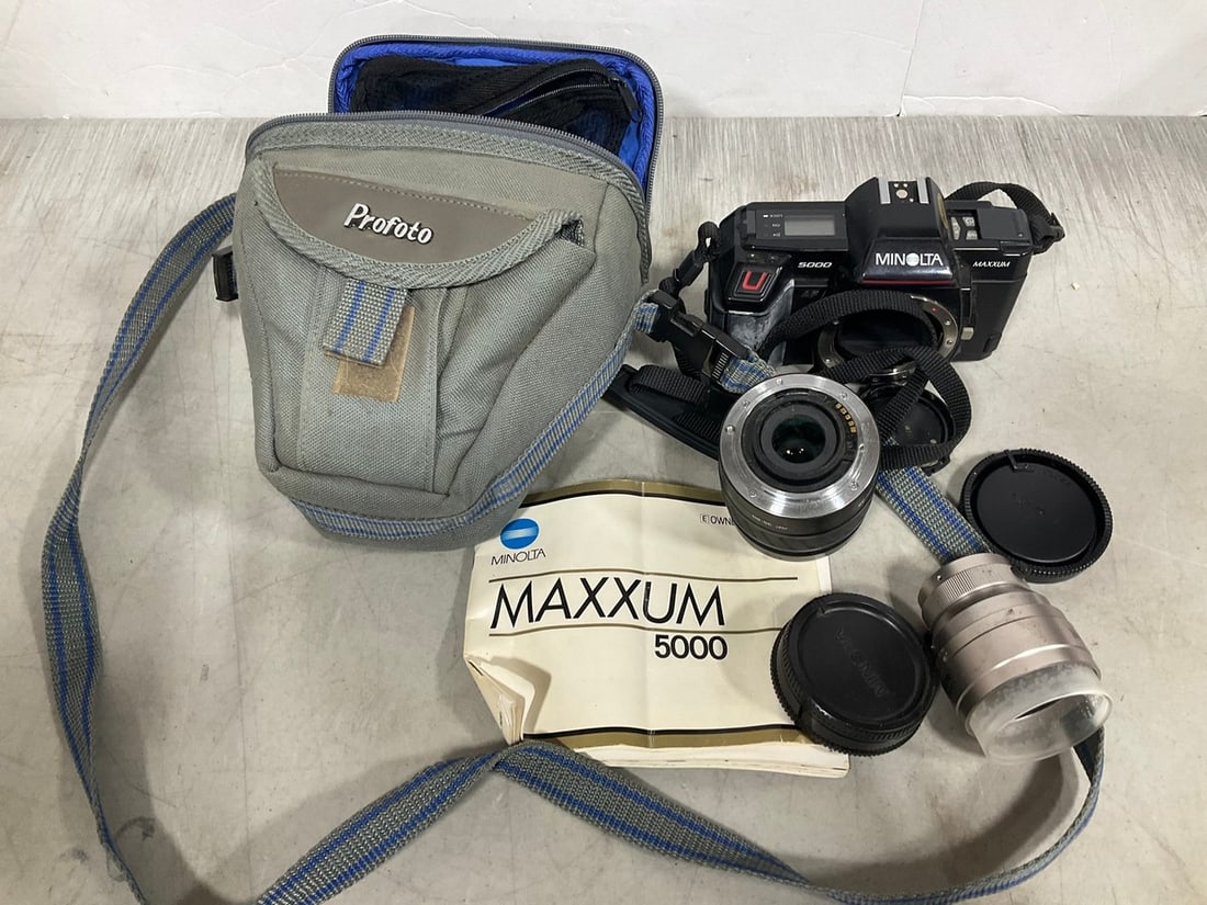 Vintage Minolta camera with carrying case and attachments (1 of 1)