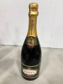 Tott's Brut champagne(10.5%-750mL)