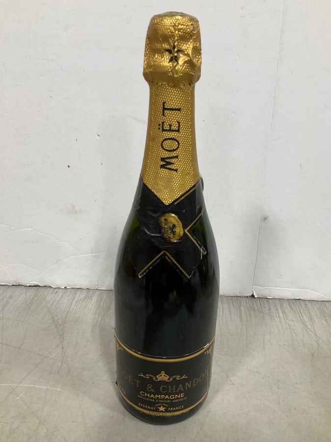 Moet & Chandon champagne(12%-750mL): Moet & Chandon champagne(12%-750mL)