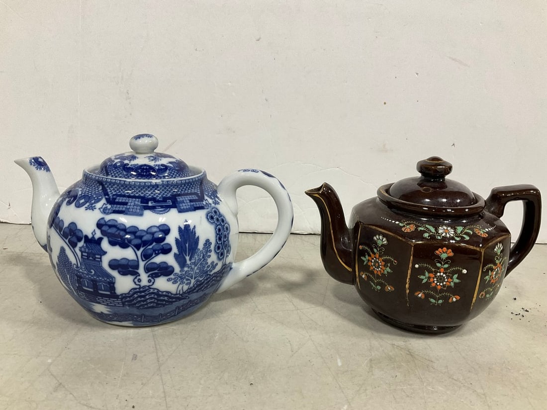 Blue Willow Teapot and japanese teapot (1 of 1)
