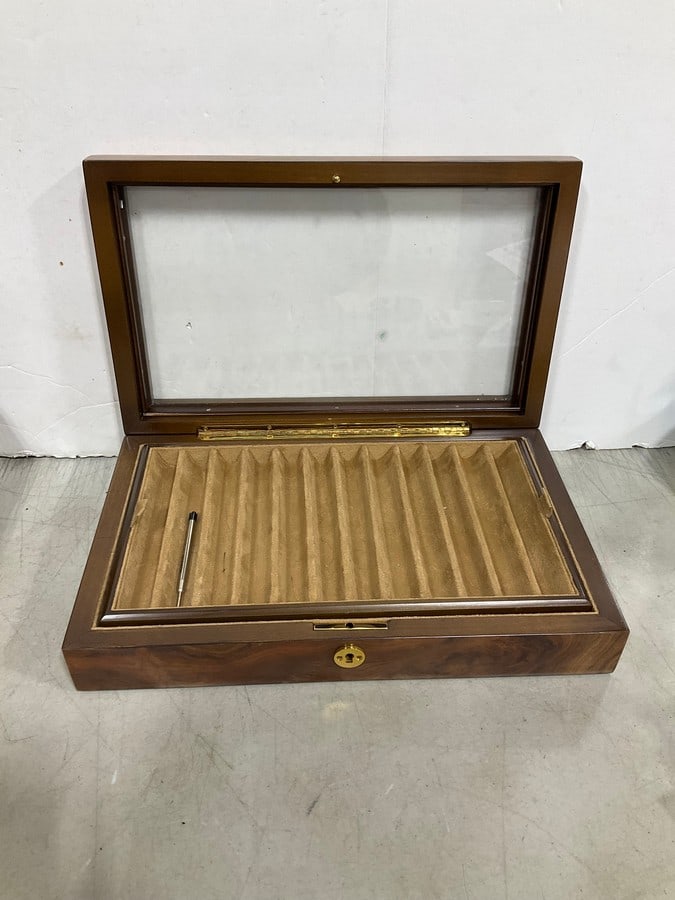 Locking fountain pen display case (1 of 1)