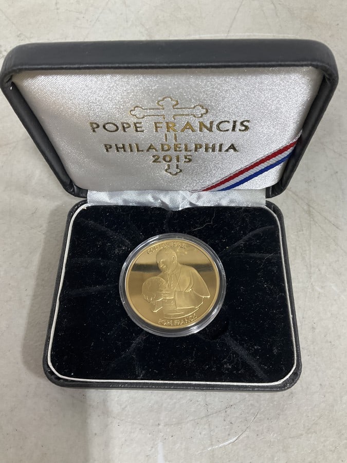 Pope Francis 2015 coin (1 of 1)