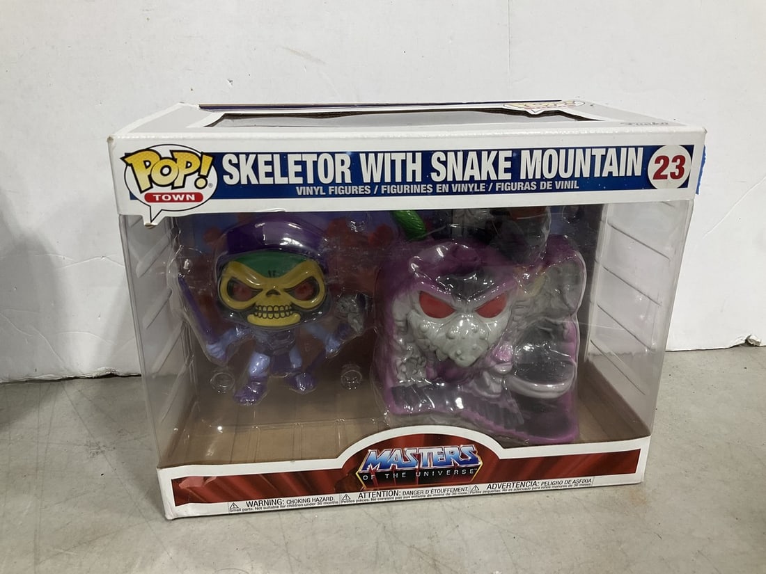 Skeletor with snake mountain Masters of the Universe vinyl figures(new in package): Skeletor with snake mountain Masters of the Universe vinyl figures(new in package)