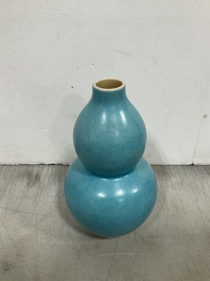 Qing dynasty vase(9in.tall): Qing dynasty vase(9in.tall)