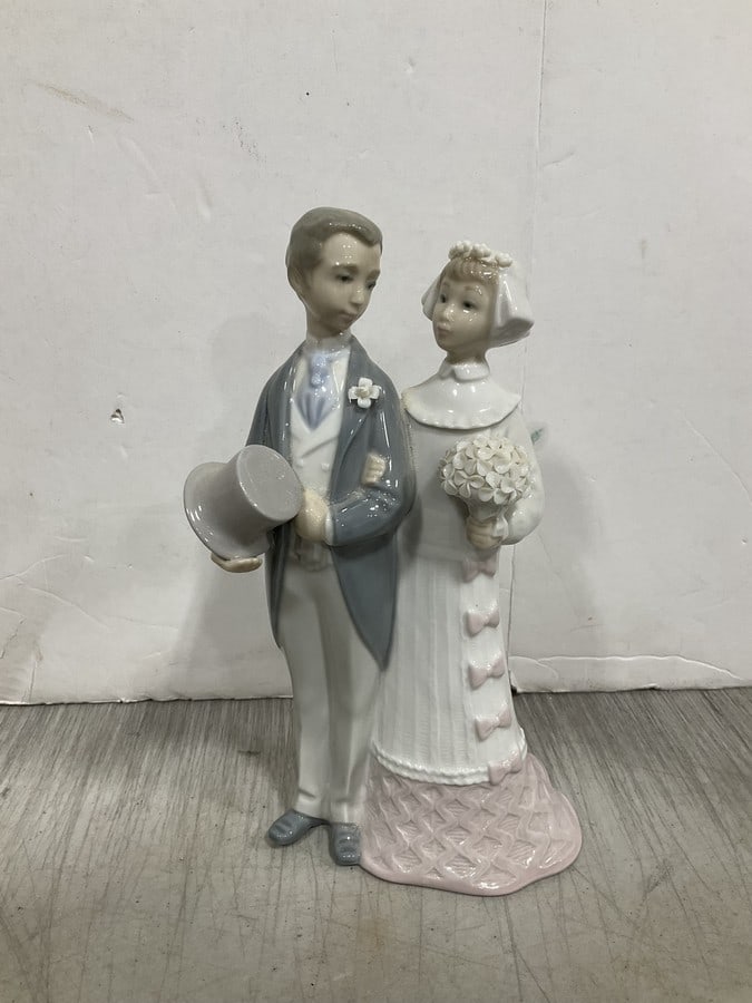 Lladro handcrafted porcelain figure(8in.tall): Lladro handcrafted porcelain figure(8in.tall)