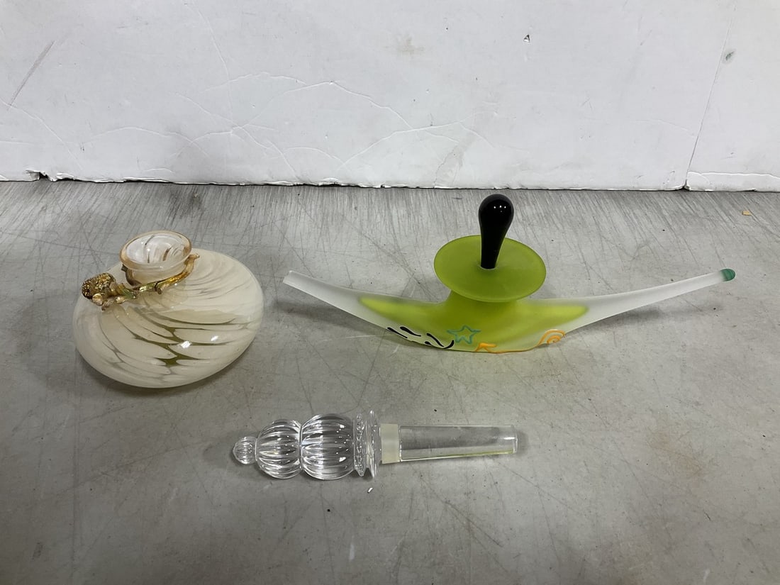 Vintage handmade perfume bottles(4.5in.tallest): Vintage handmade perfume bottles(4.5in.tallest)