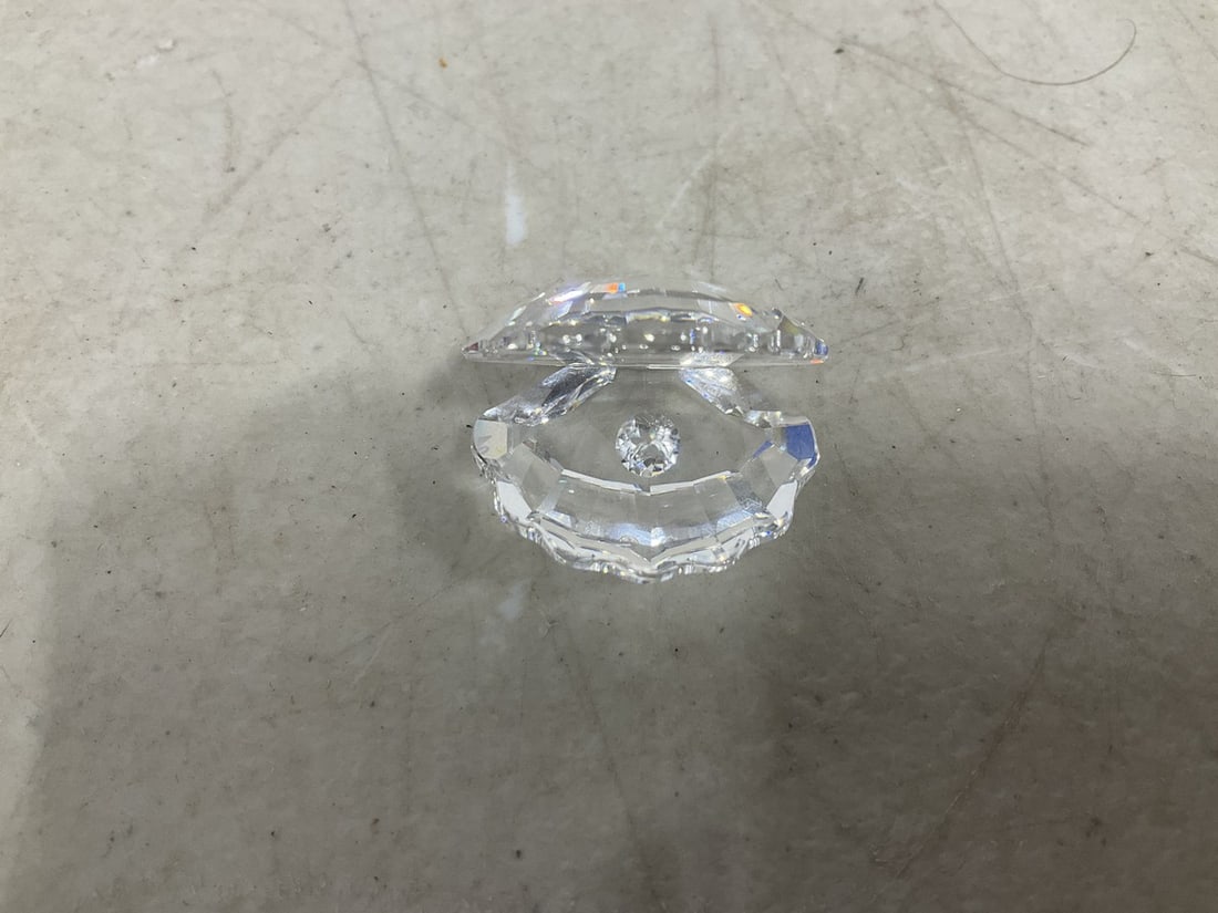Swarovski crystal shell with pearl: Swarovski crystal shell with pearl