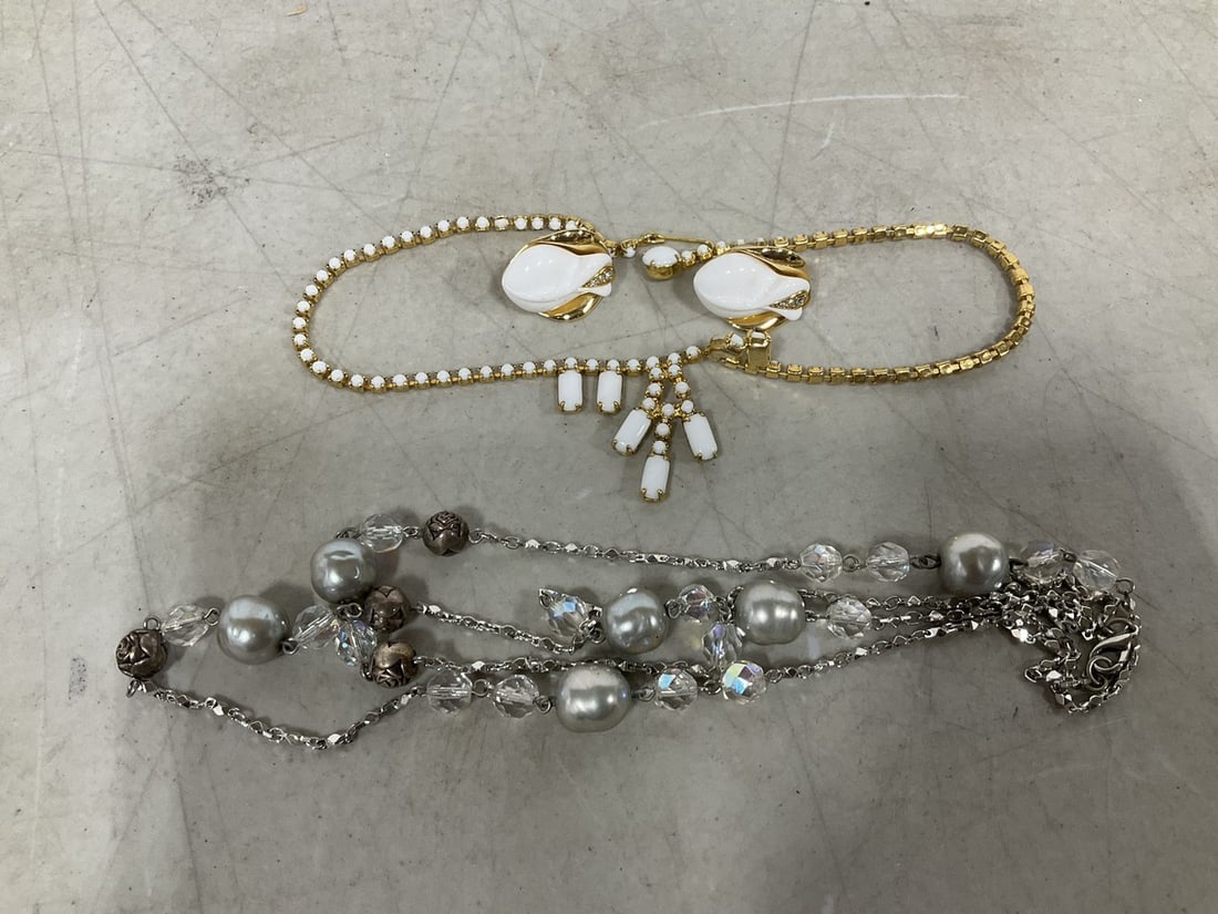 Costume jewelry: Costume jewelry