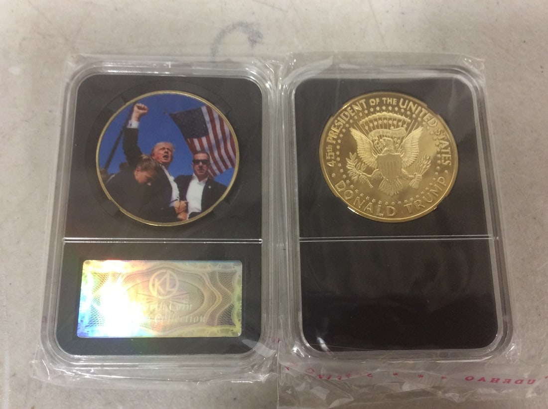 Trump Challenge Coins *Encased*: Trump Challenge Coins *Encased*